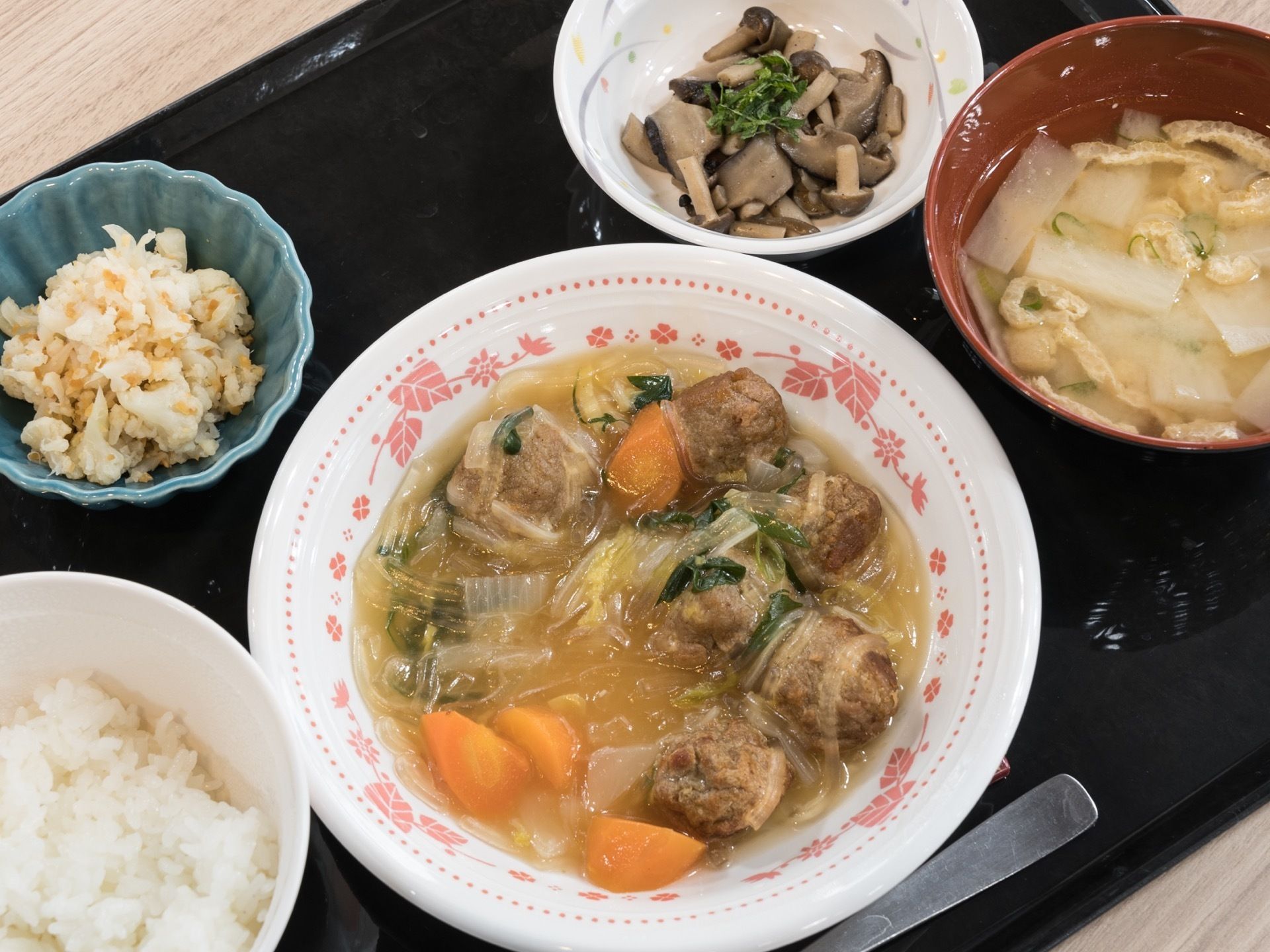 配膳されるお食事のメニュー例。咀嚼のしやすい煮込み料理がメイン、他にご飯と汁物と副菜が準備されている。