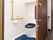 温水洗浄便座トイレがある。壁に手すりが取りつけてある。呼び出しボタンが設置されている。トイレドアは引き戸式である。