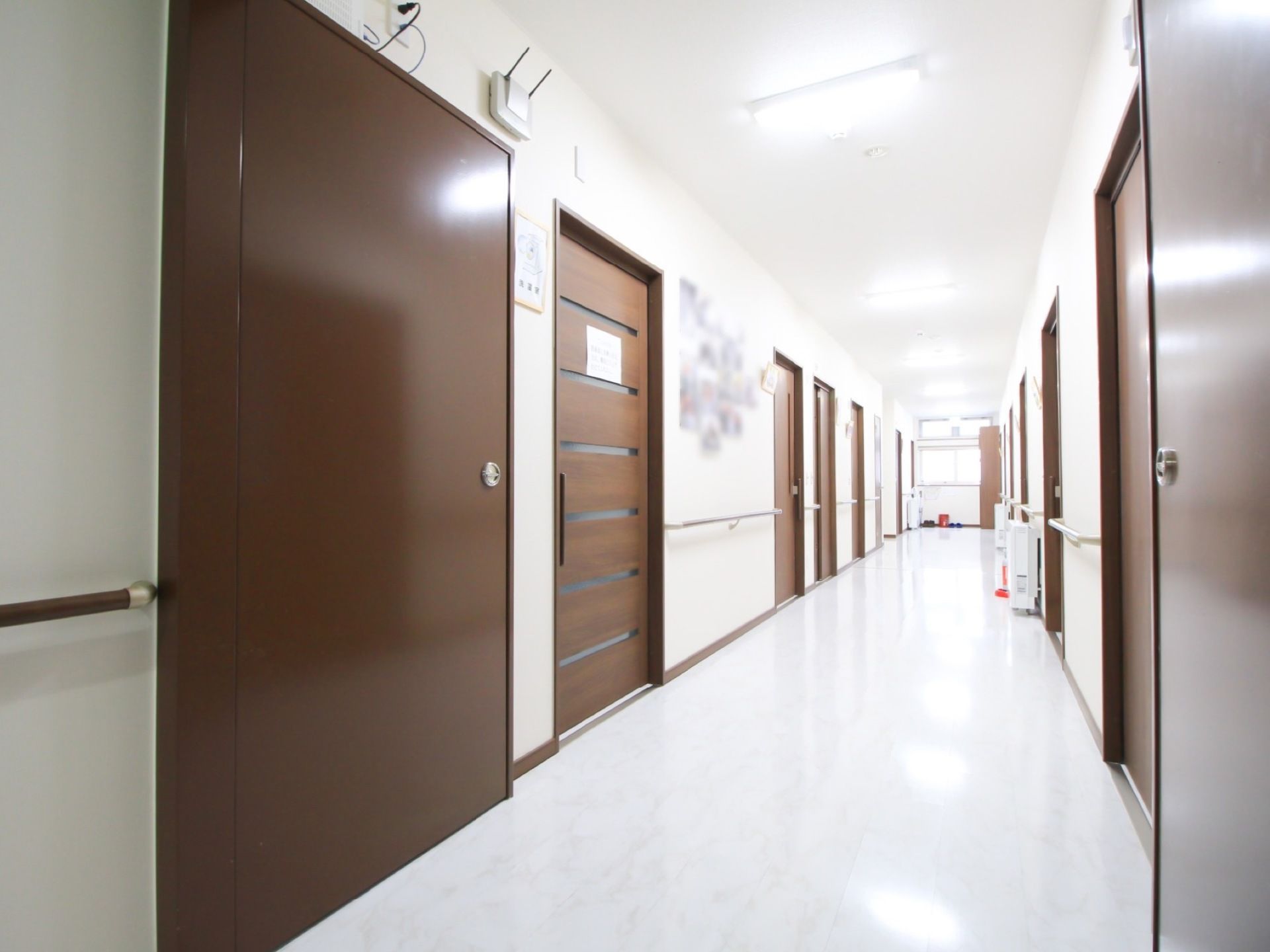 通路は全体を明るく照らす、白い照明を採用している。壁には手すりも設置されているため、安心して移動することができる。