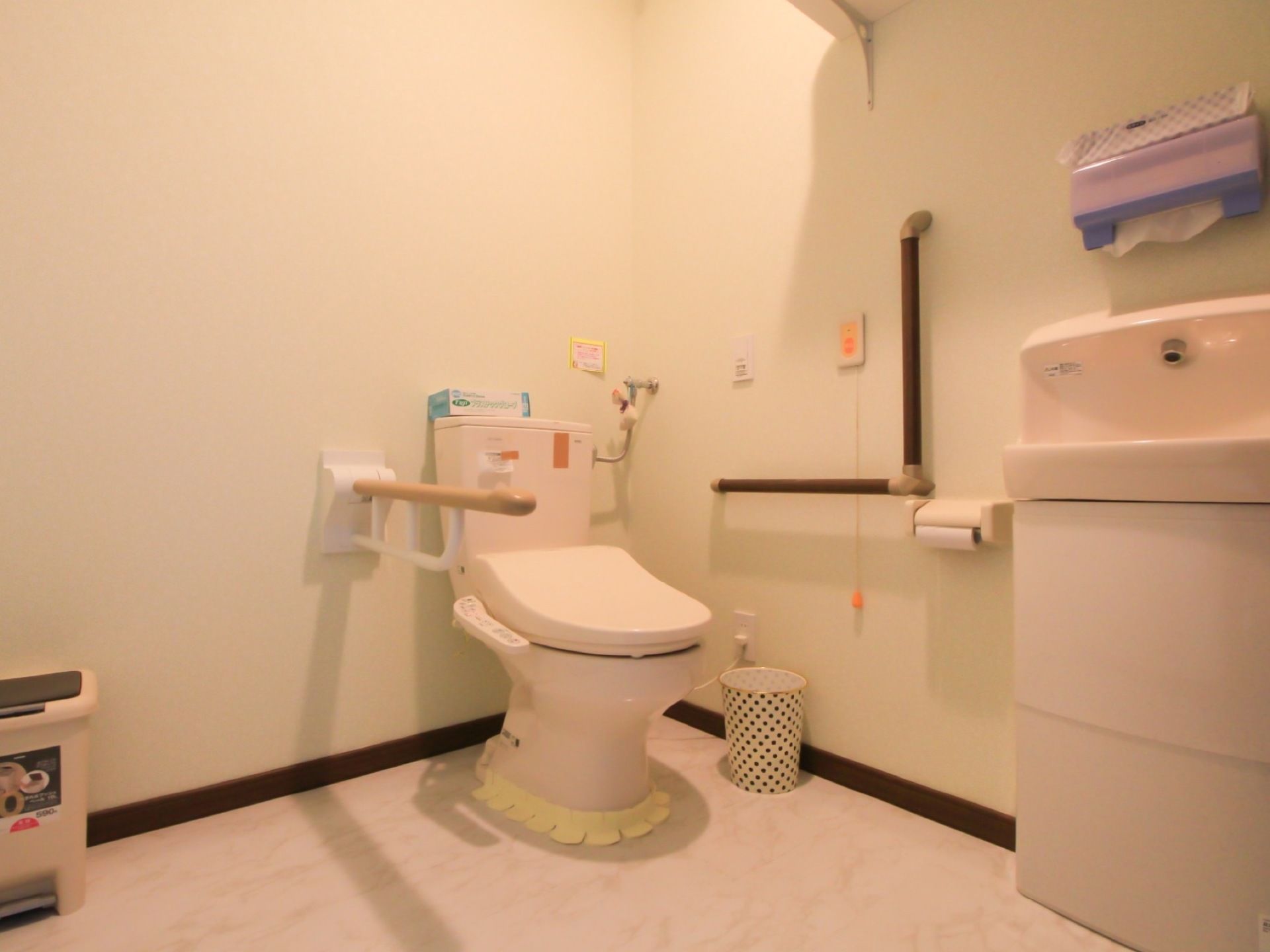 トイレの壁には、手すりが両手の位置にくるように設置されている。立ち座りの動作をする際に、しっかりと体を支えることができる。