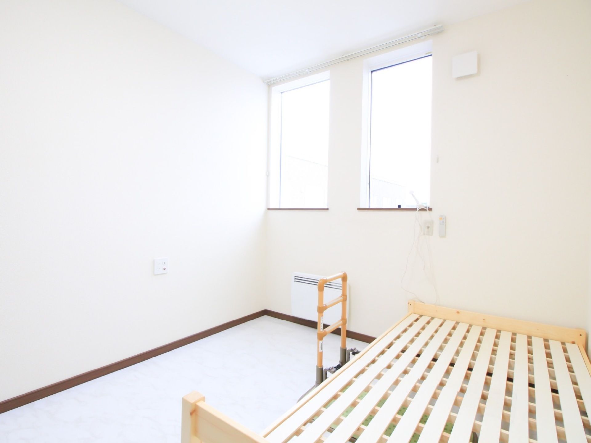 居室は大きく縦に長い窓が２つ設けられている。太陽の光が部屋全体に差し込み、自然を感じられるような造りとなっている。