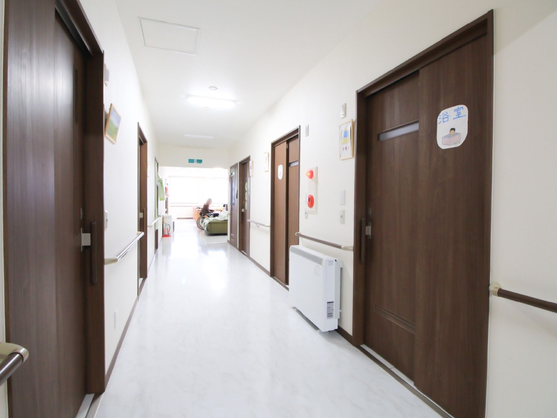 各部屋へのドアは横開きのものが採用されている。通路のスペースを確保し、入居者様が通りやすい工夫がされている。