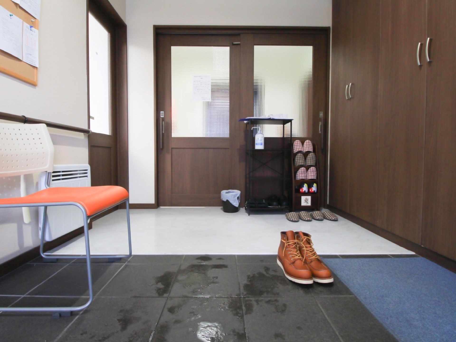 玄関を入ると、広い靴の履き替え場所が用意されている。椅子が備え付けられているため、ゆっくりと座って行える。