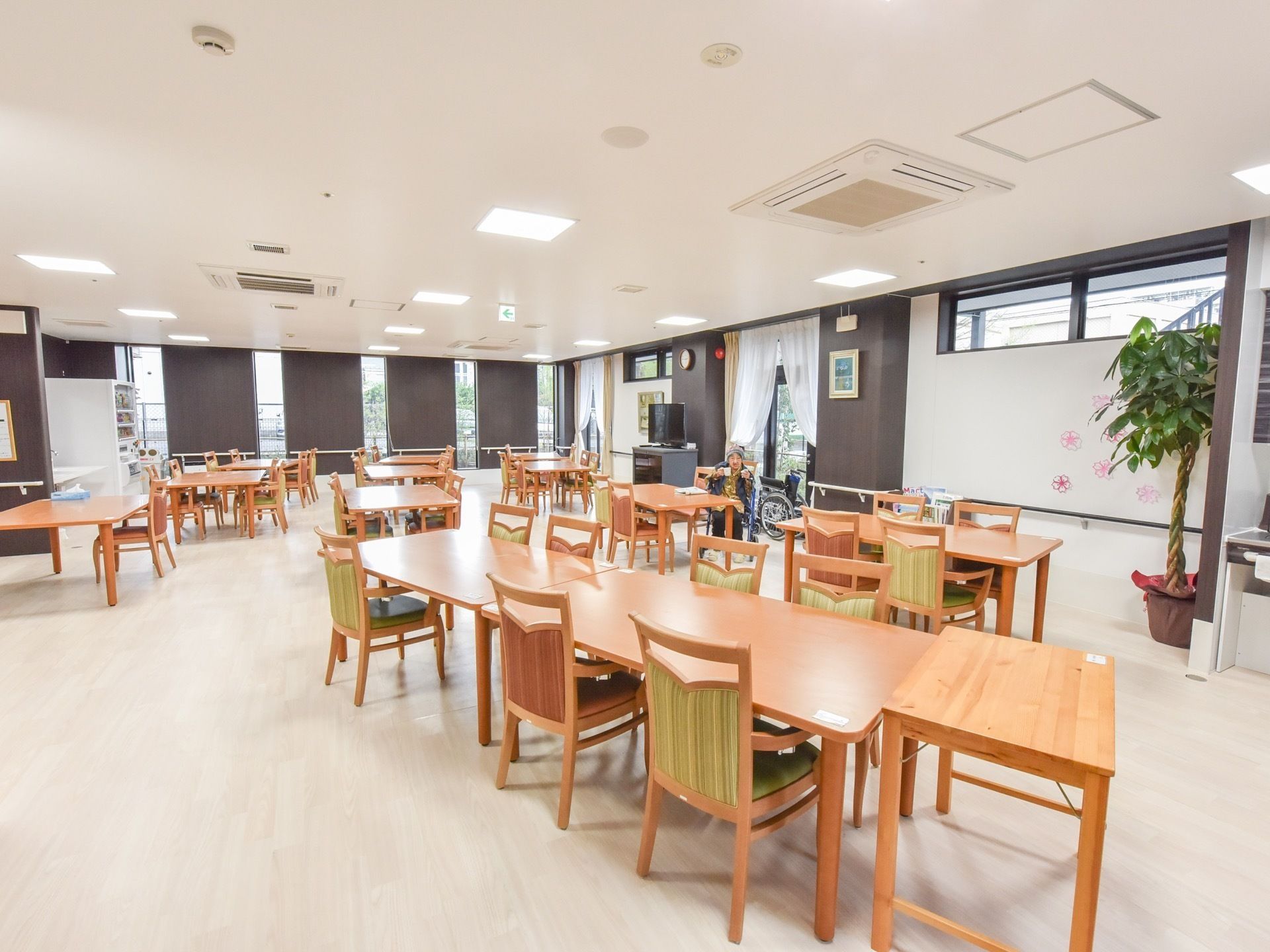広い室内には仕切りがなく、壁の一部に窓があり、外が見える造りになっている。部屋の一角には、観葉植物が飾られている。