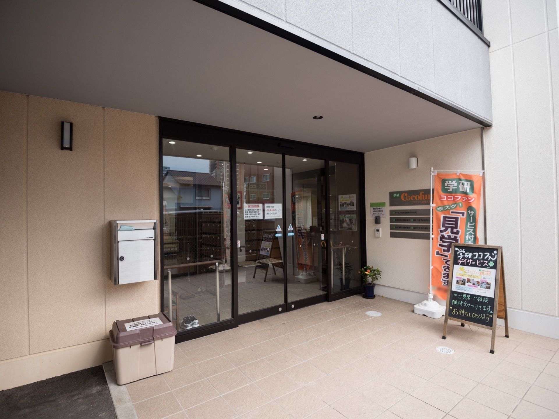 両開きが可能なオートドアが設置された玄関である。玄関ポーチからたたきは、広々とし、フラットな造りである。