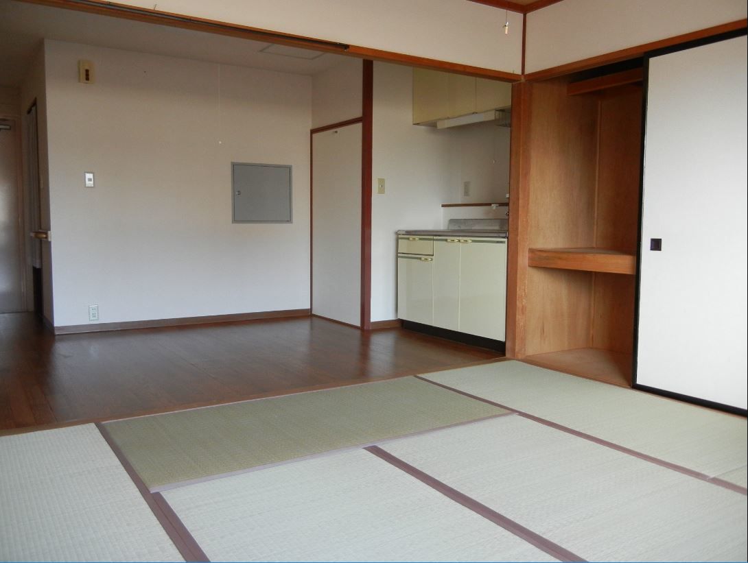 広々として、キッチンや押し入れもついた畳敷きの居室