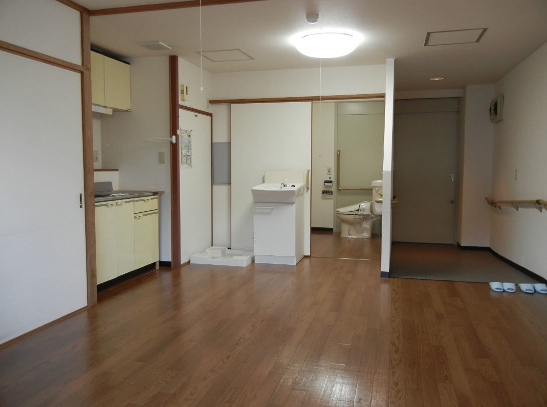 居室にはフローリングを採用している。トイレのドアはスライド式で、取っ手を持って左右にずらして開ける。