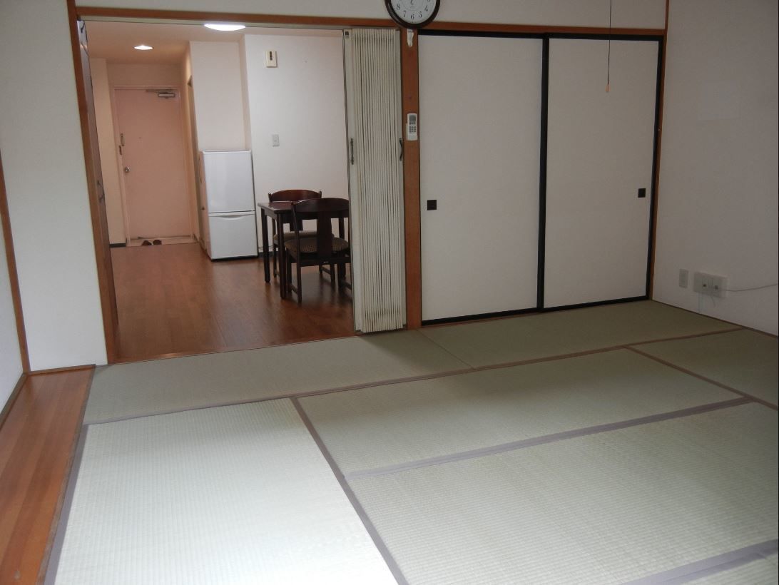 玄関を入るとダイニングがある。テーブルセットと冷蔵庫を置いても、まだ通路に余裕がある。その先には和室が設けられている。