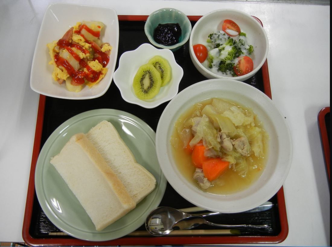 和食だけではなく、洋食も提供されている。サラダや卵料理が楽しめて、お箸とスプーンもどちらも用意されている。