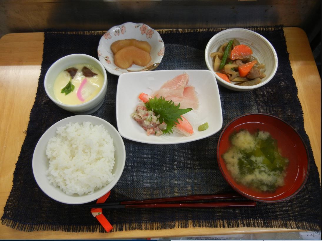 定食のように品目が多く、充実した献立のお食事がいただける。入居者様のために、栄養バランスを計算して作られている。