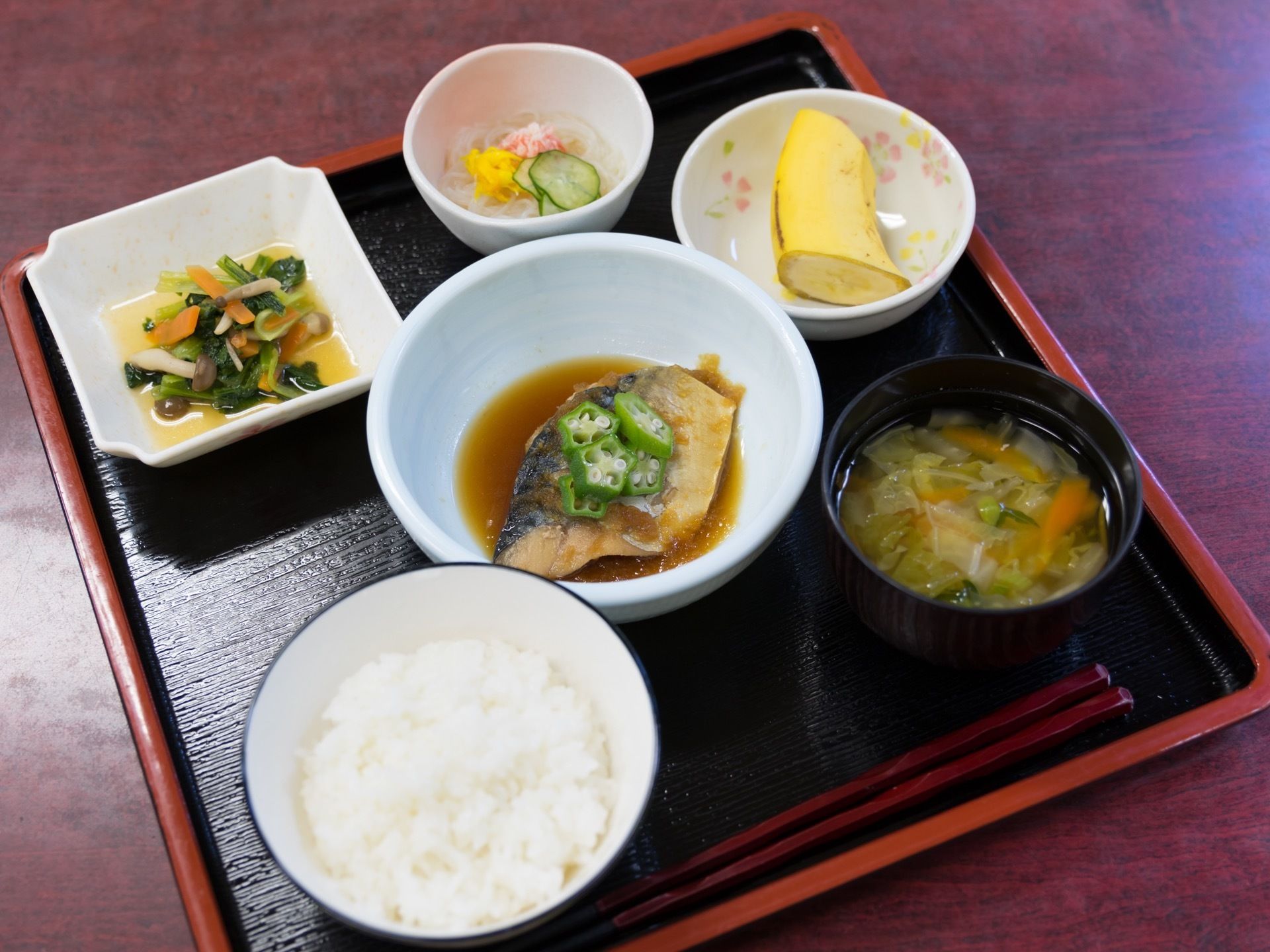 具だくさんの汁物やサバのみぞれ和え等、野菜を中心にした栄養バランスがとれたメニューがトレーに並んでいる。