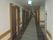 清掃が行き届いた明るい廊下である。部屋への入り口も広く、手すりが設置してあるので安全に出入りすることができる。