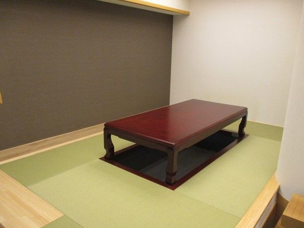 小上がりになっている畳スペースは足が不自由な方も楽に座れる掘りごたつ式。落ち着いた色合いで和の風情が楽しめる。