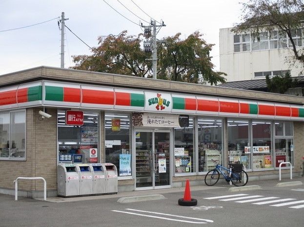 24時間営業しているコンビニエンスストア。食品や日用品などの買い物や銀行ATMなど、いつでも気軽に利用できる。