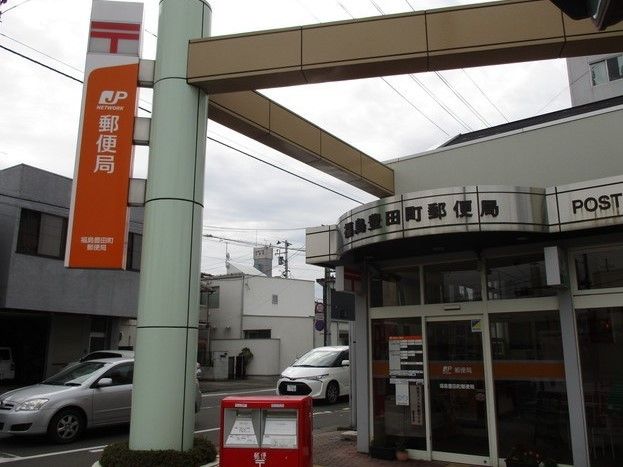 モダンなデザインの外観の郵便局。施設からの徒歩圏内にあるのでお買い物のついでなどにも行きやすく、年金の受け取りなどにも便利。