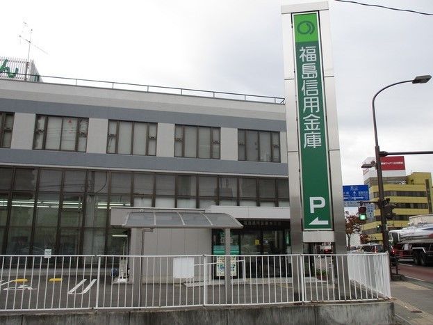 大きな通り沿いにある地元信用金庫の支店。グリーンの大きな縦型の看板が立っていて、遠くからでも見つけやすい。