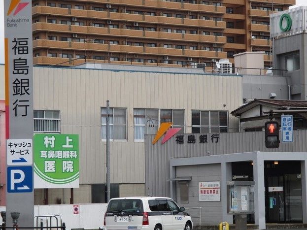 地元地方銀行支店の入り口。入り口の前には歩行者用信号が設置されていて、安全に出入りすることができる。