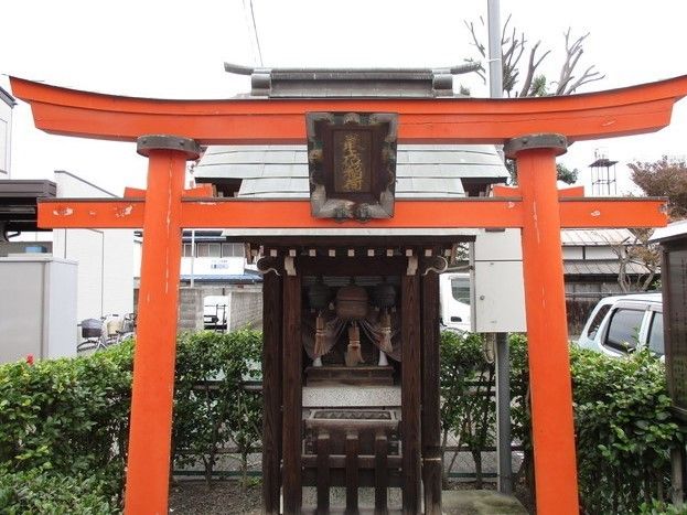 小さなお社と赤い鳥居。植え込みで囲まれていて清潔で手入れが行き届いている。散歩の途中などに気軽に立ち寄れる。