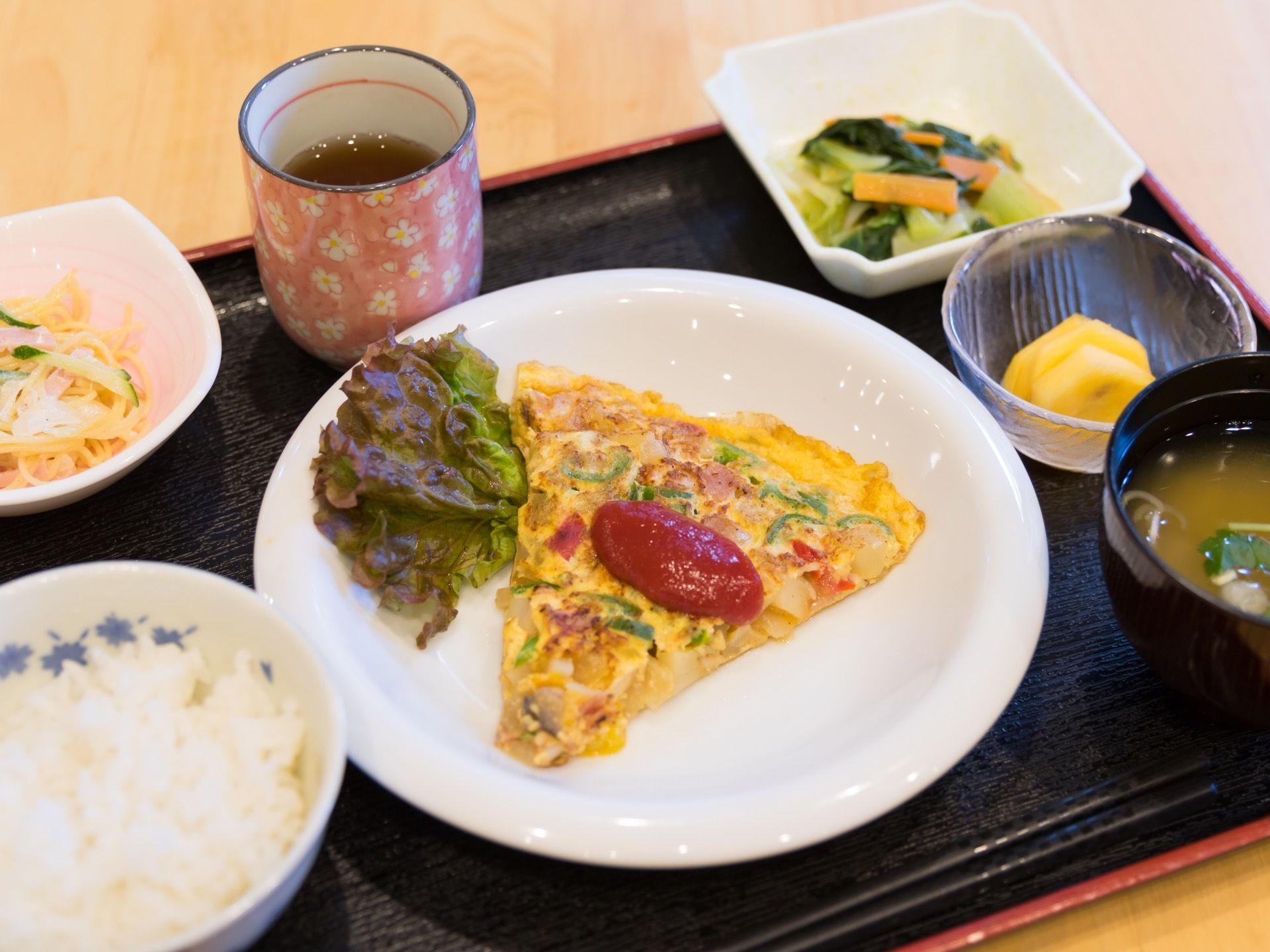 バランスの取れた食事。一汁三菜のほか、デザートが添えられている。見た目にも鮮やかで、食後のお茶も用意されている。