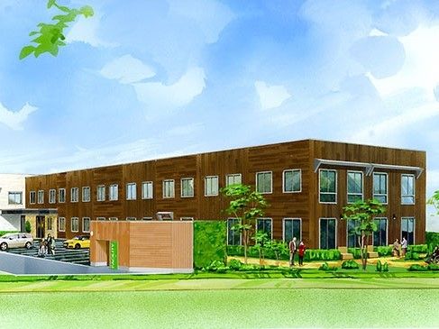 施設の建物はシンプルな２階建てで、外壁は落ち着きのあるブラウン一色である。建物を囲むように配された緑が入居者様やスタッフを癒してくれる。