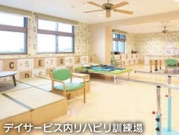 看護師もいるため安心してご利用いただける、併設するデイサービスの訓練場