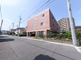 清潔で明るい街の中の施設