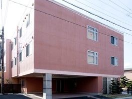 雨の日でも外出しやすいよう、建物1階に車止めが作られた施設建物