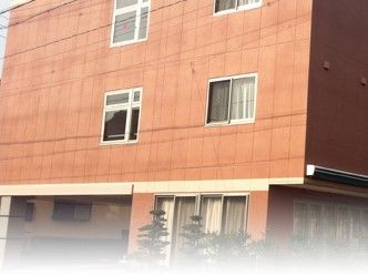 防犯にも配慮された、落ち着いた茶色の外壁の施設建物