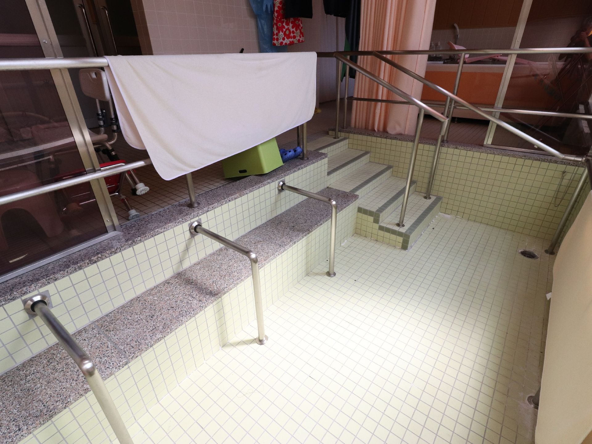手すりがついた階段を下りていくと、タイルで作られた浴槽があり、そのままお湯につかることができる。ピンク色のカーテンで仕切られることができる。