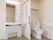 居室のトイレ横には、大きな鏡のついた洗面台が置かれている。洗面台には収納棚があり、シンクにはレバー式の蛇口が取り付けられている。