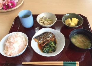 煮魚とご飯と味噌汁のセット