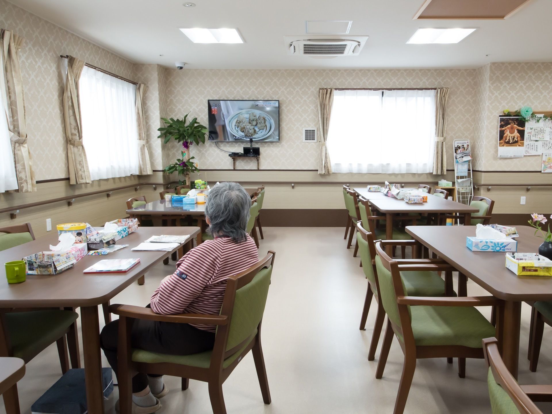 テーブルに向かい合わせで椅子が座ることができるので、家庭のように会話ができる。カーテンと壁紙がベージュで統一されており、落ち着いている。