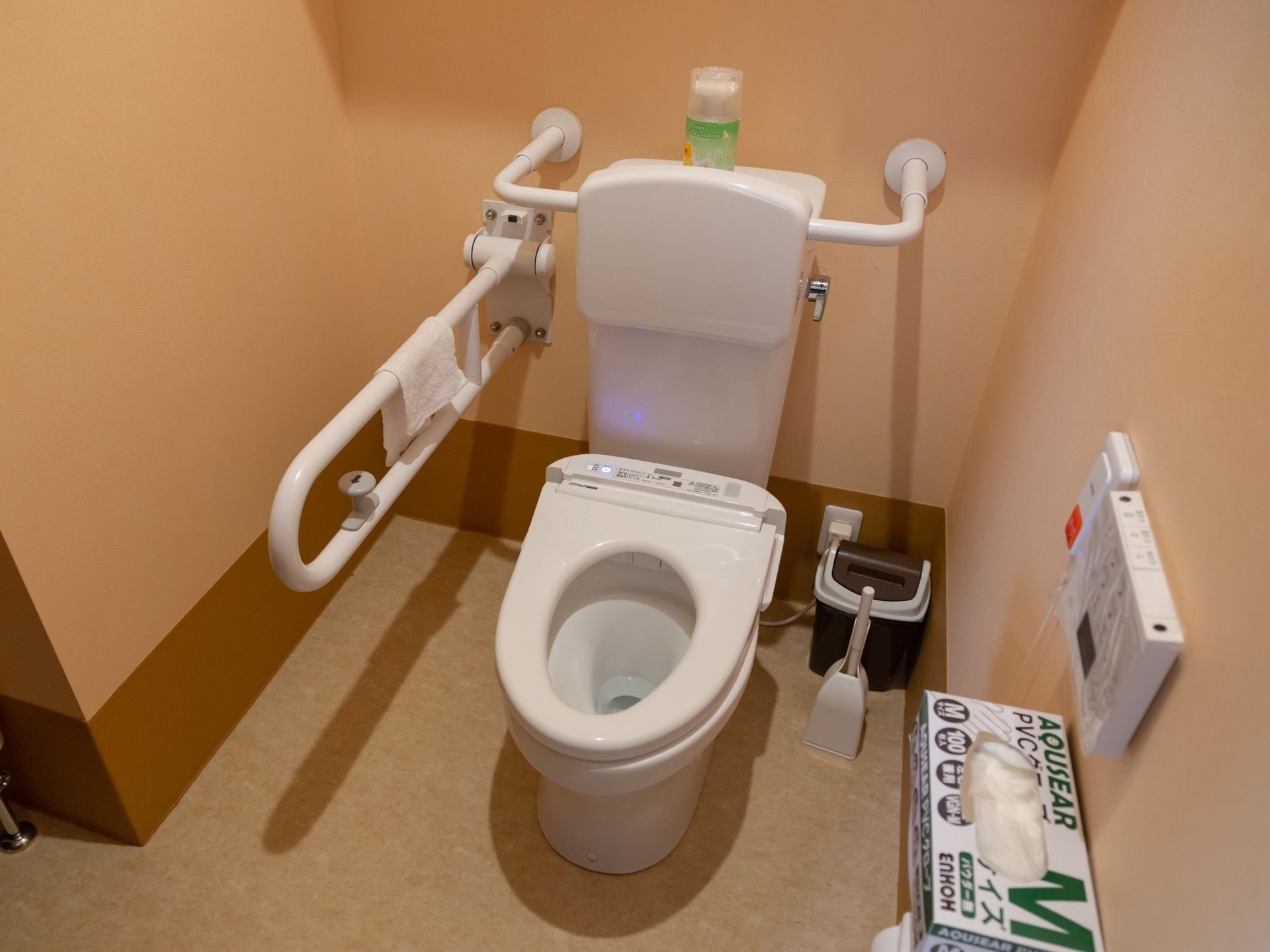 周囲に手すりついた温水洗浄暖房便座トイレがあり、安全に移動できる。呼び出しボタンがあり、非常時も安心である。