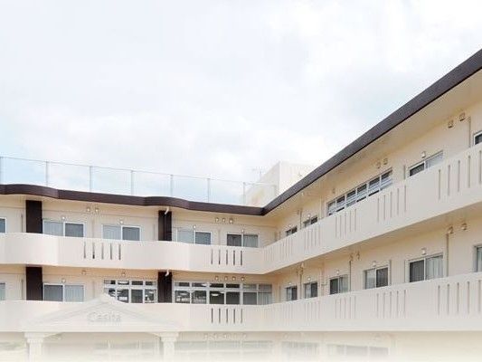 周囲にベランダが設置されており、大きな窓から館内に光が差し込む建物