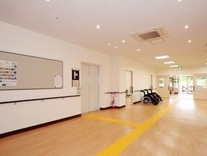 幅にゆとりがある通路床には、中央部分に黄色い点字ブロックが設置され、エレベーターの扉や各居室に続いている。