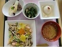 食事は、持病や体調など入居者様の嚥下状態に合わせて、提供することができる。味噌汁や、和え物、炒め物とデザートなどを提供している。