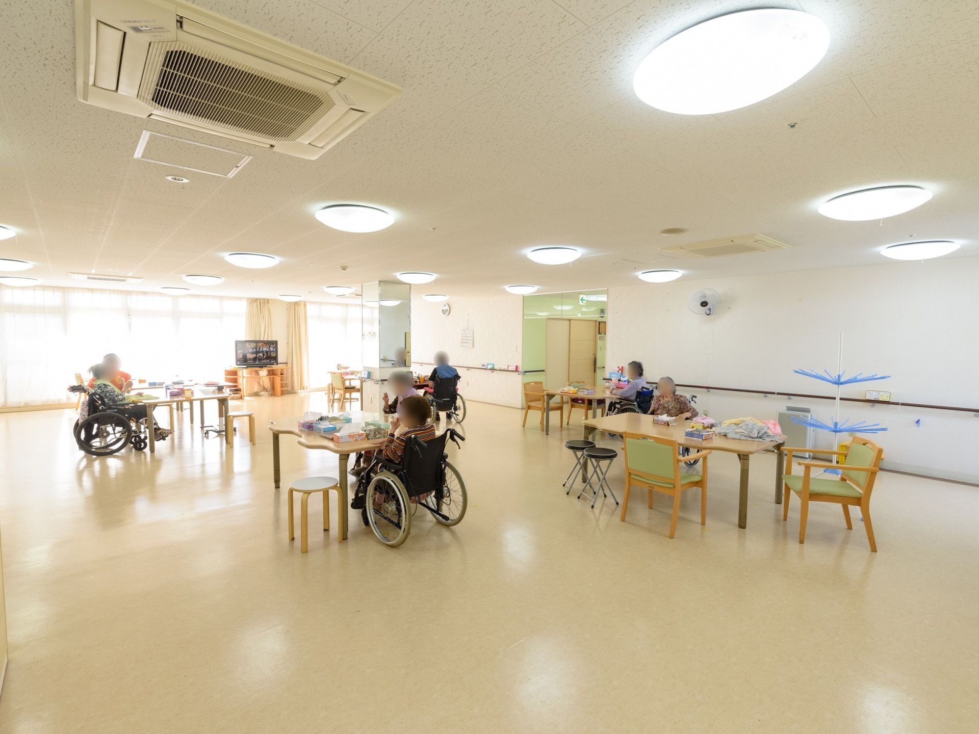 広い空間の多目的室である。天井には丸型のシーリングライトが設置されており、リモコンにより明るさの調整が可能である。