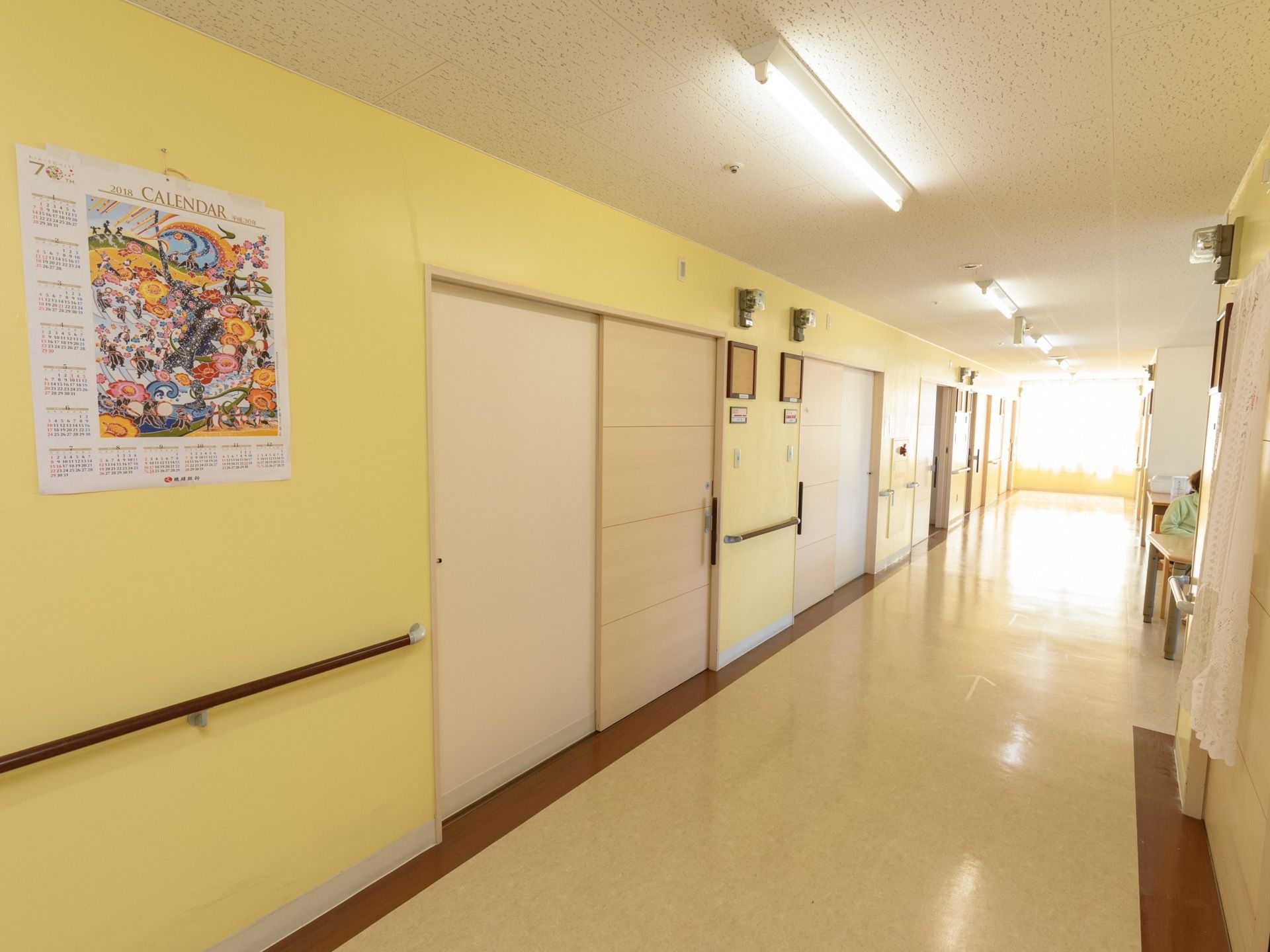 共用廊下は明るい空間になっており幅員も広くなっているため、入居者様同士の衝突などを防止することができる。