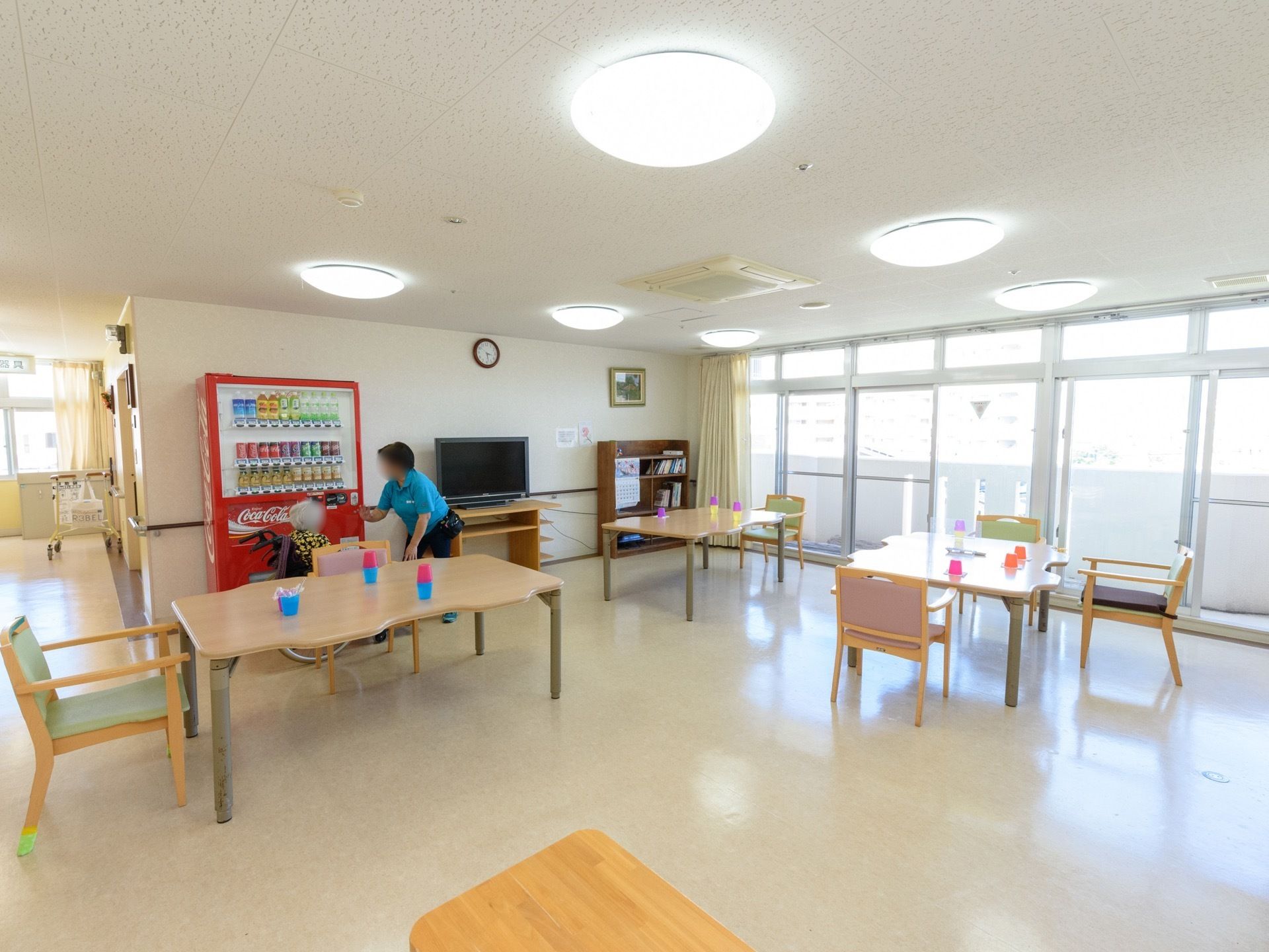 多目的室の奥の壁際には薄型のテレビが設置されており、入居者様は食事の際に自由に視聴することが可能である。