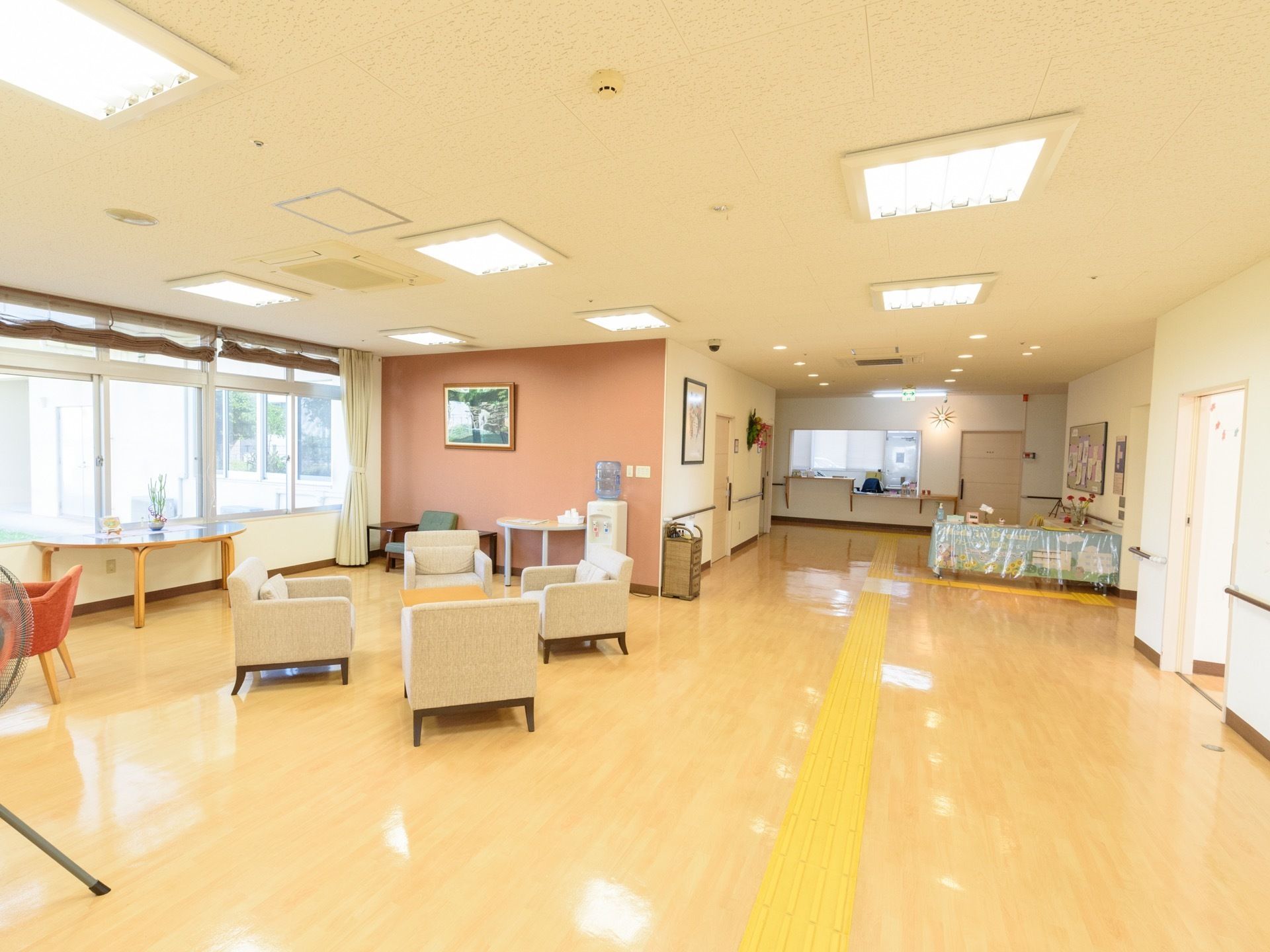 明るい休憩スペースには椅子とテーブルが設置されており、小休止や来訪者様との団欒の場として使用することが可能である。