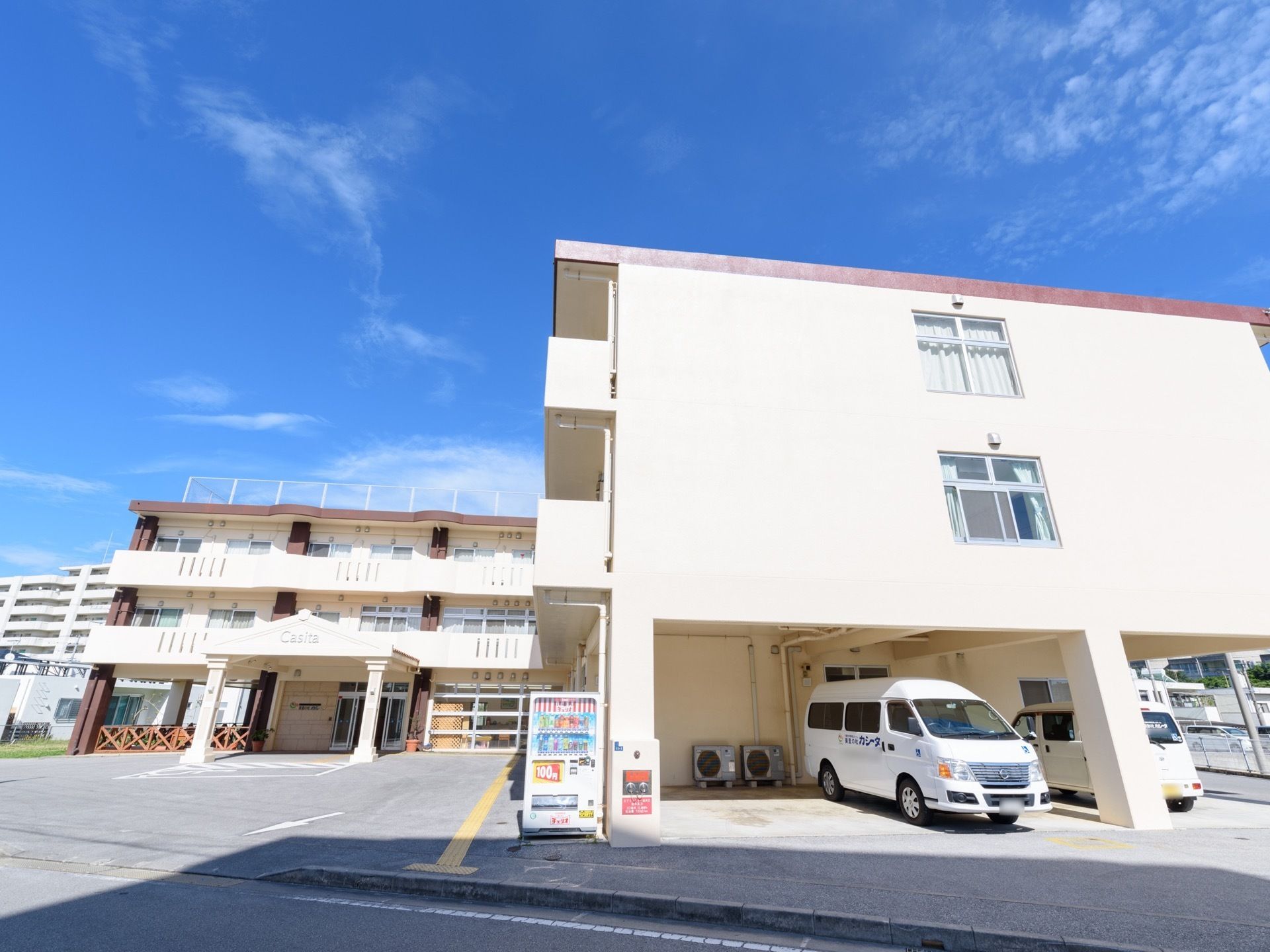 施設の出入口の前は車寄せのあるロータリーになっており、入居者様の乗降後に車両は速やかに通過することが可能である。