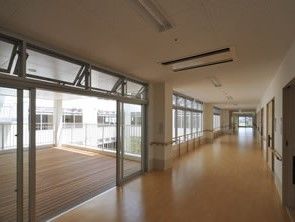 両端の壁には手すりが備えられ、床がフローリングになっている。車椅子でもすれ違うことができる十分な広さがある。