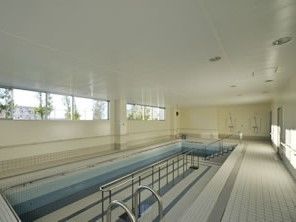 プールに出入りする部分に手すりが設置され、奥には階段で入れるところもある。プールの中にも手すりがあり、掴まりながら歩けるようになっている。