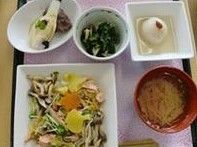 野菜を中心にした、バランスの良い食事が配膳されている。彩りが豊かで、見ても楽しめるメニューになっている。