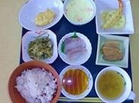 品数の多いメニューになっており、四角や丸い器に食材が入れられている。少量ずつさまざまな食事を楽しめる。