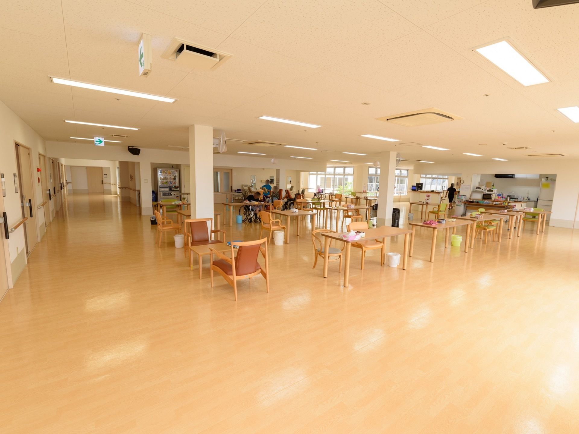 食堂の奥に調理場があり、でき立ての料理をすぐ提供することができる。食堂周辺の通路は広く設けられていて、車椅子をご利用の方も通行しやすい。