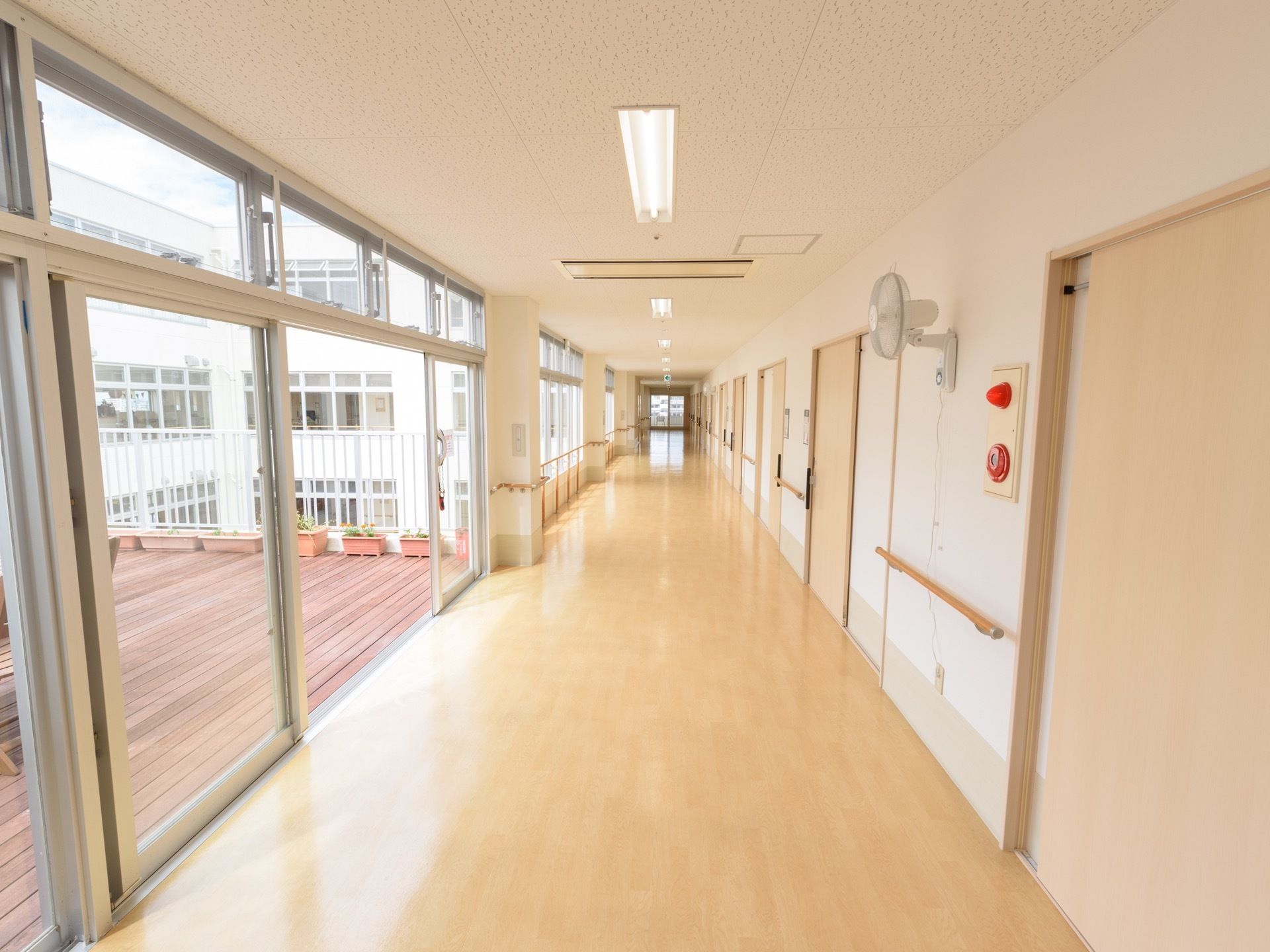 廊下の窓は開けはなたれ、開放的になっている。日もよく入り明るいので、気持ちよく利用することができる。