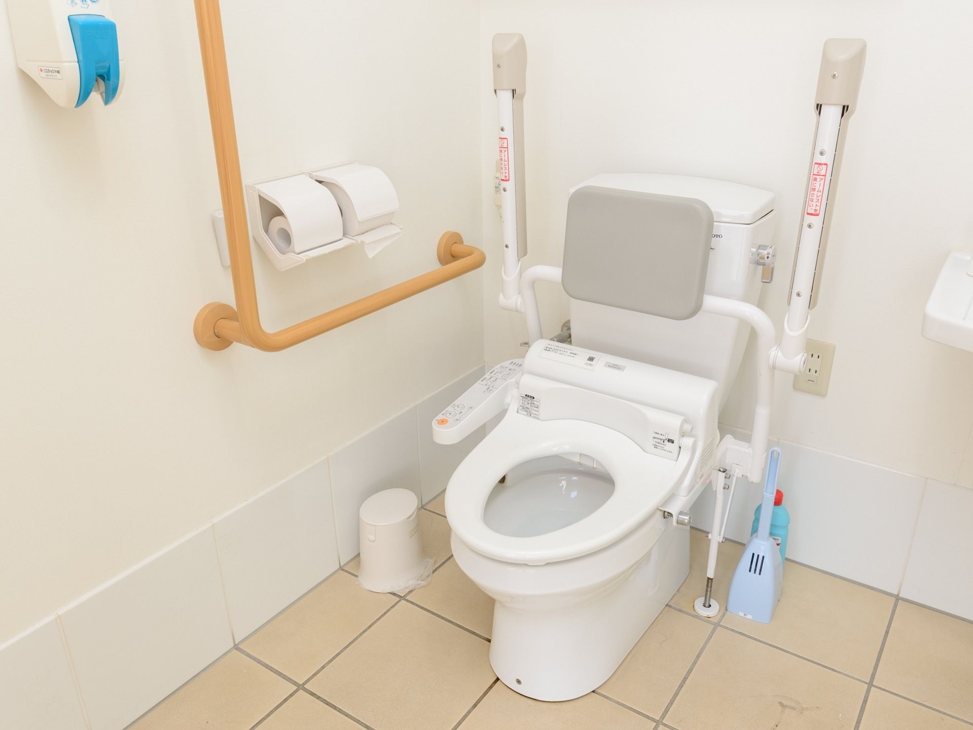 安全に利用できるように、手すりやセーフティーバーが設置されている。トイレットペーパーホルダーも利用しやすいように高い位置に取り付けてある。