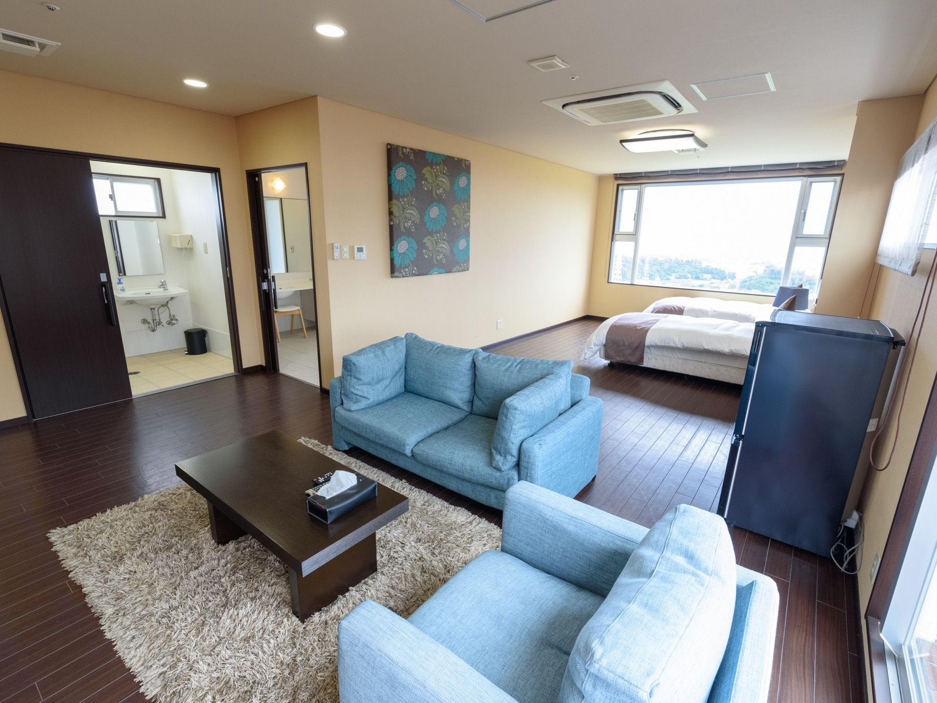 ２人用の居室。浴室とトイレは別々になっていて、広いワンルームの仕様になっている。寝室の大きな窓からは日もよく入り、室内は明るい。