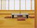 障子のある広い部屋である。床は正方形に区切られた畳がきれいに整列している。部屋の中にはテーブルと座布団が四つ置かれている。